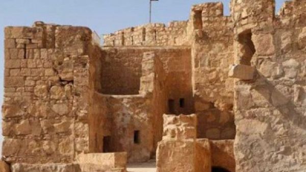 علم داعش فوق قلعة تاريخية في تدمر الأثرية وسط سوريا