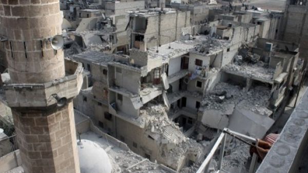 اثار القصف الجوي في مدينة حلب/أ.ف.ب