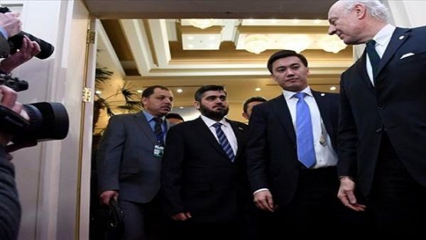 دي ميستورا وممثلين عن المعارضة السورية في جنيف/ ارشيفية