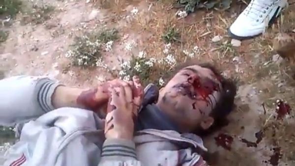 صورة التقطت عن فيديو بثه نشطاء لما قالوا انها مجزرة في جديدة الفضل ارتكبها موالون للنظام/أ.ف.ب