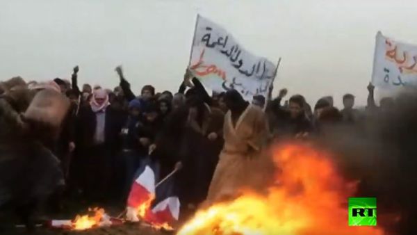  المحتجون يحرقون العلم الأمريكي في حركة احتجاجية على التواجد الأجنبي