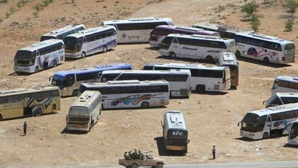 حافلات لنقل المسلحين السوريين وعائلاتهم من منطقة عرسال اللبنانية