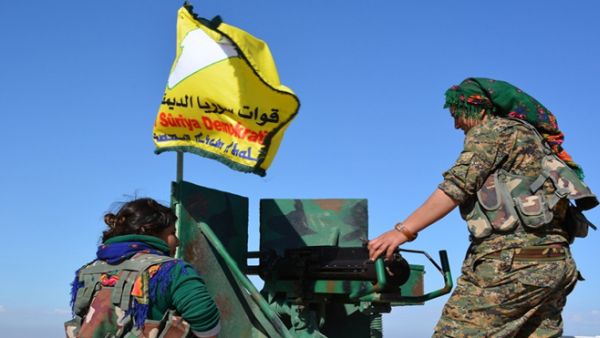 مقاتلتان من قوات سوريا الديمقراطية