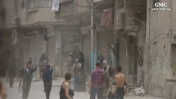 مسلحون في شوارع الغوطة الشرقية/ ارشيفية