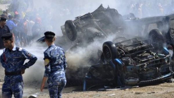 Iraqi security forces stand at the site of a bomb attack. [presstv.ir]