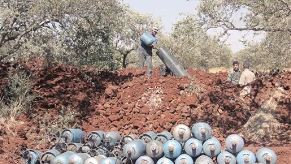 مقاتلون من المعارضة المسلحة لحظة قصفهم لبلدتي كفريا والفوعة في ريف ادلب