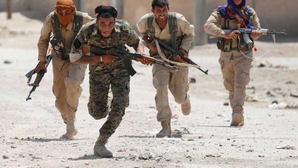 مقاتلون من قوات سوريا الديمقراطية (قسد)