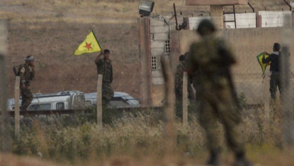 مقاتلون من "قوات سوريا الديمقراطية" في مدينة الطبقة بريف الرقة