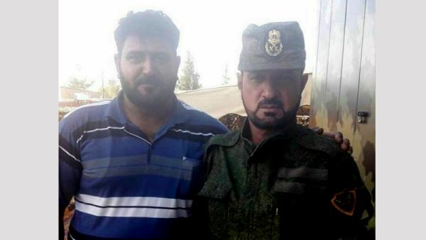 القيادي في أحرار منبج المدعو أبو الخير بجانب العقيد في الجيش السوري سهيل الحسن الملقب ب"النمر"