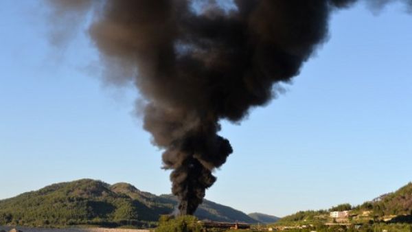 دخان يتصاعد بعد قصف القوات النظامية لمواقع في جبل التركمان شمال سوريا/أ.ف.ب