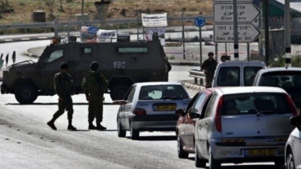 Palestinian citizens's cars line up waiting to be inspected. [alrai.com]