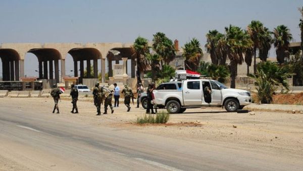 جنود من الجيش السوري داخل معبر نصيب بعد استعادة السيطرة عليه