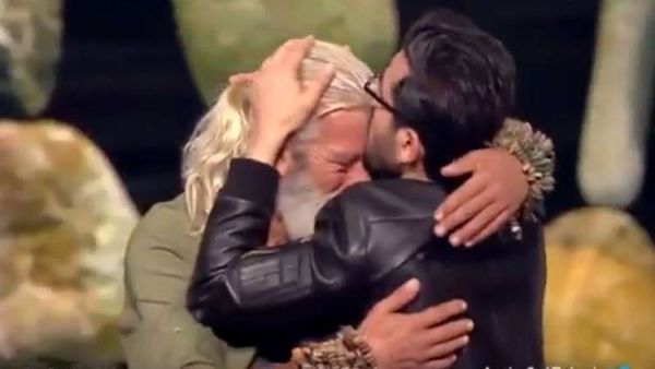 الفنان أحمد حلمي يقبل رأس الفنان السوري نزار علي بدر