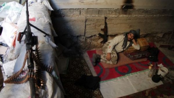 مقاتل من المعارضة في استراحة بدير الزور/أ.ف.ب