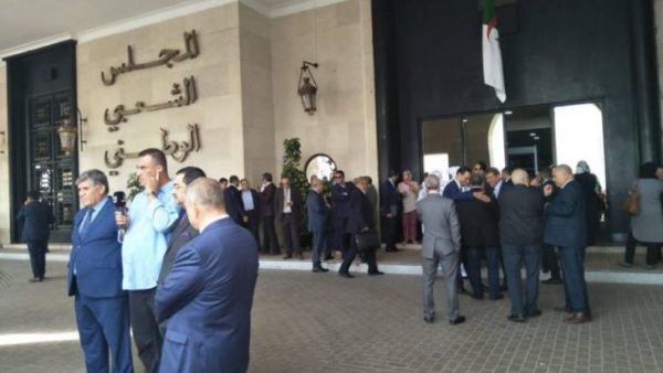عشرات النواب من أحزاب الموالاة يقفون أمام المدخل الرئيسي للمجلس الشعبي الوطني عشرات النواب من أحزاب الموالاة يقفون أمام المدخل الرئيسي للمجلس الشعبي الوطني