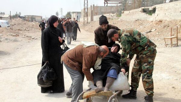 الآلاف من ابناء الغوطة الشرقية يواصلون التدفق نحو المعابر الآمنة التي حددها الجيش السوري