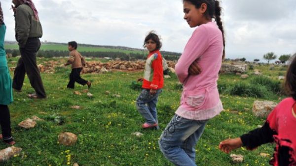 عائلة سورية نازحة في مخيم خربة الخالدية بالقرب من الحدود التركية/أ.ف.ب