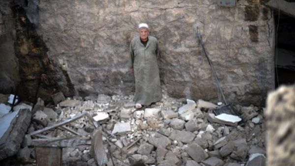 سوري في انقاض منزله المدمر/أ.ف.ب