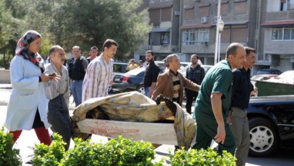 مسعفون ينقلون احد ضحايا التفجير الذي استهدف رئيس الوزراء في دمشق/أ.ف.ب