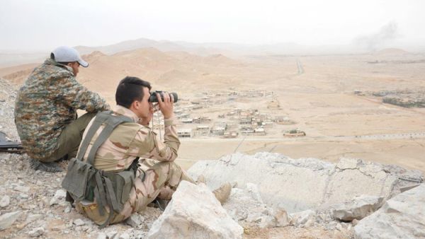 جنديان من الجيش السوري في محيط مدينة تدمر