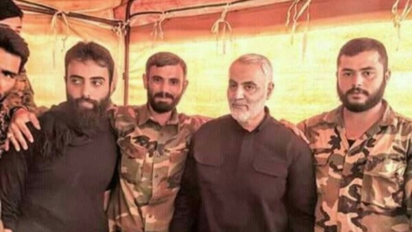 اللواء قاسم سليماني، برفقة عدد من الجنود