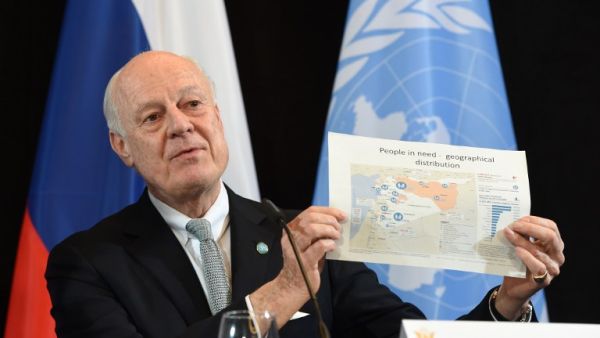 UN Special Envoy for Syria Staffan de Mistura holds up a map of Syria during a news conference after the International Syria Support Group (ISSG) meeting in Munich, Germany, on Feb. 12, 2016. (AFP/Christof Stache)