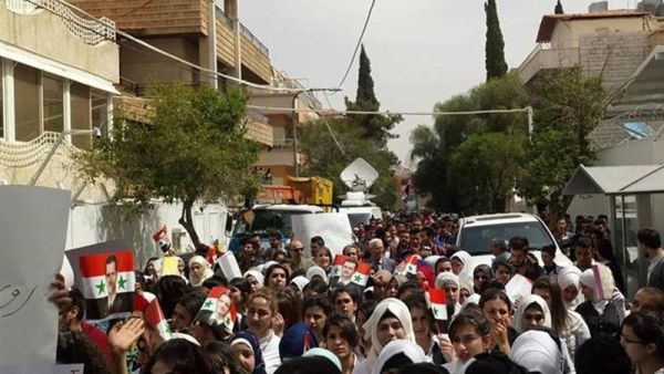 مظاهرة في العاصمة دمشق تنديدا بالضربة الأمريكية لمطار الشعيرات بحمص