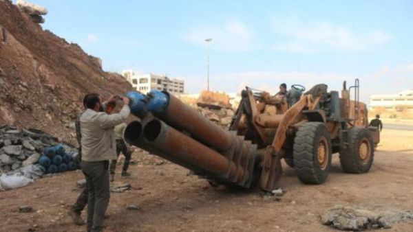 Syrian opposition fighters load a home-made rocket launcher in the northern Syrian city of Aleppo on December 2, 2015 (AFP Photo/Ismail Abdulrahman) 