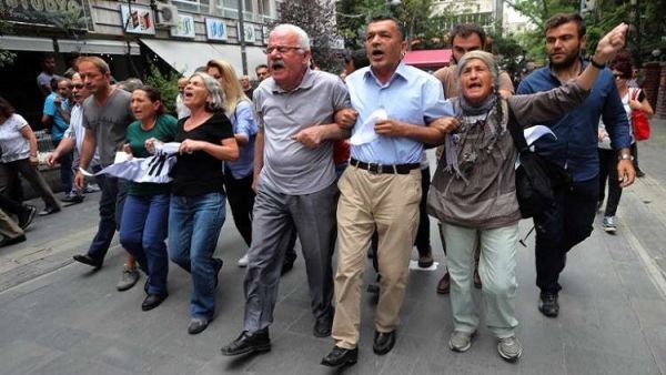 مظاهرة تأييدا للمفصولين عن العمل بمرسوم حكومي في تركيا 