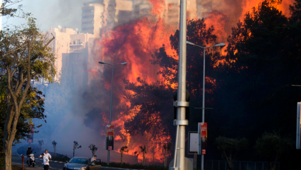 People run as wildfires rages in Haifa, Israel, Thursday, Nov. 24, 2016. (AFP/File) 