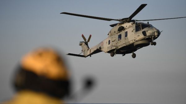 The helicopter carrying French President Francois Hollande lands on the deck of the aircraft carrier Charles-de-Gaulle operating in the eastern Mediterranean Sea on December 9, 2016. (AFP/Stephane de Sakutin)