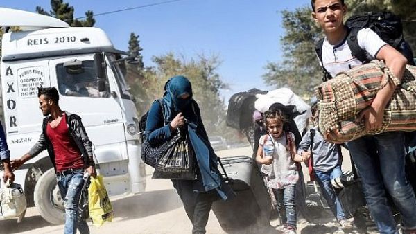 Syrian refugees walk on their way back to the Syrian city of Jarabulu. (AFP/Bulent Kilic)