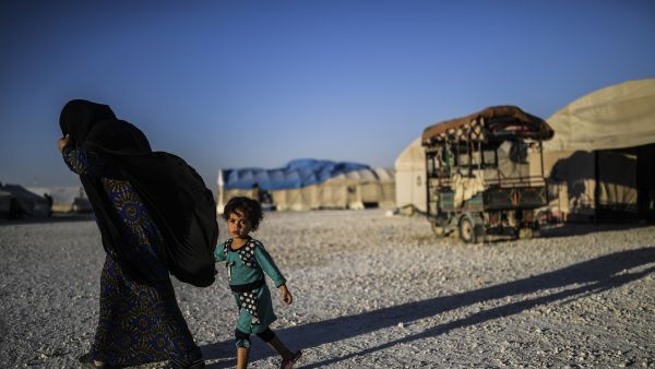 A displaced Syrian child and her mother, who fled the countryside surrounding the Islamic State (IS) group's stronghold of Raqa. (AFP) 