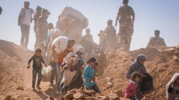 Syrian refugees stream across the border into Jordan at a remote border point in the east. (AFP/ file photo)