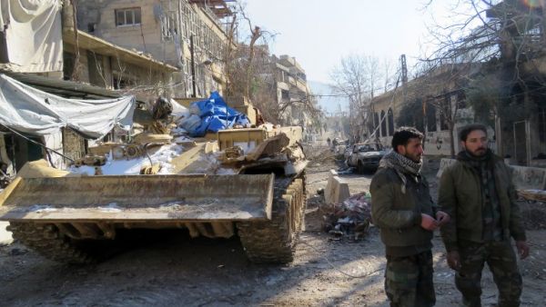 Pro-Syrian regime fighters patrol around the area of the Ain al-Fijeh water pumping station, in the countryside of Damascus, on January 29, 2017. (AFP/File) 