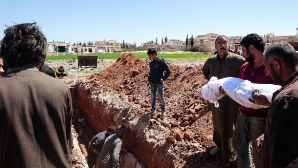 Syrians bury the bodies of victims of suspected toxic gas attack in Khan Sheikhoun, in Idlib province, Syria. (AFP/Fadi Al-Halabi)