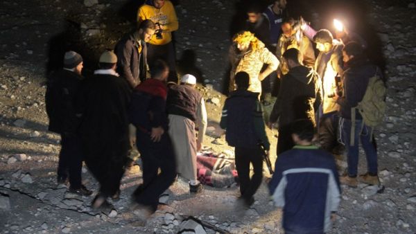 Syrian civil defence volunteers, known as the White Helmets, dig through the rubble of a mosque following a reported airstrike in the village of Al-Jineh in Aleppo province on March 16, 2017. (AFP/Omar Haj Kadour)