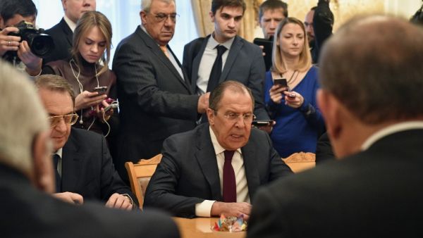 Russian Foreign Minister Sergei Lavrov (C) meets with representatives of Syria's political opposition in Moscow on January 27, 2017. (AFP/Alexander Nemenov)