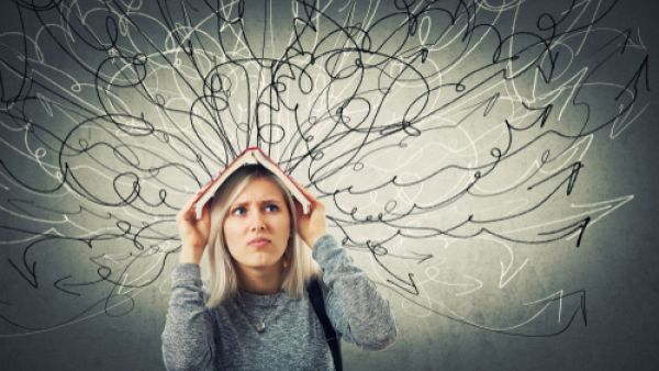 من أضرار كثرة التفكير قد يُصبح الشخص غير واثقاً بنفسه

