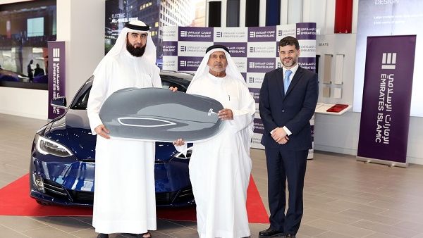 فاز المواطن الإماراتي عبدالله سعيد صالح اليماحي بسيارة من طراز تيسلا وذلك في إطار حملته الترويجية لحساب التوفير كنوز.