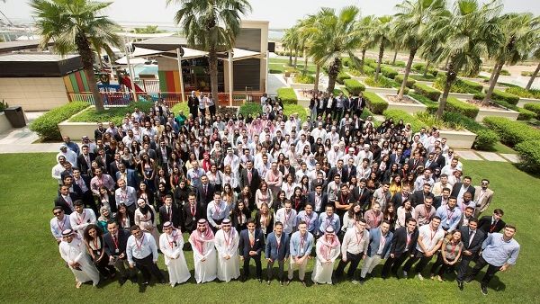 تم اختيار إثنين من موظفي مجموعة الإمارات من الخريجين المواطنين الجدد للمشاركة في "برنامج وطني للخريجين"، ما يوفر لهما فرصةً فريدة للتدرب في مجالات عدة، مثل الاستشارات والتأمين والمالية وتدقيق الحسابات تم اختيار إثنين من موظفي مجموعة الإمارات من الخريجين المواطنين الجدد للمشاركة في "برنامج وطني للخريجين"، ما يوفر لهما فرصةً فريدة للتدرب في مجالات عدة، مثل الاستشارات والتأمين والمالية وتدقيق الحسابات