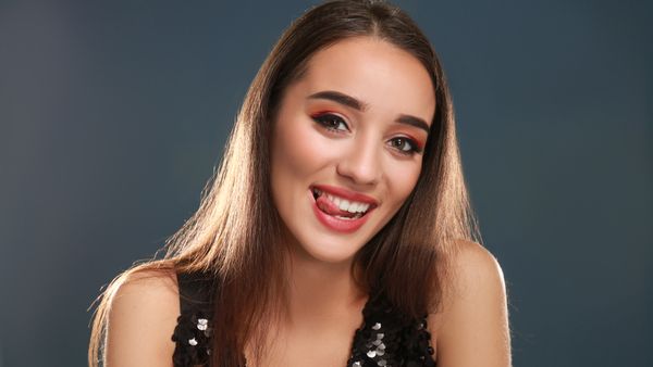 يدل اللون الأحمر التوتي للّسان على الإصابة بالحمى القرمزية