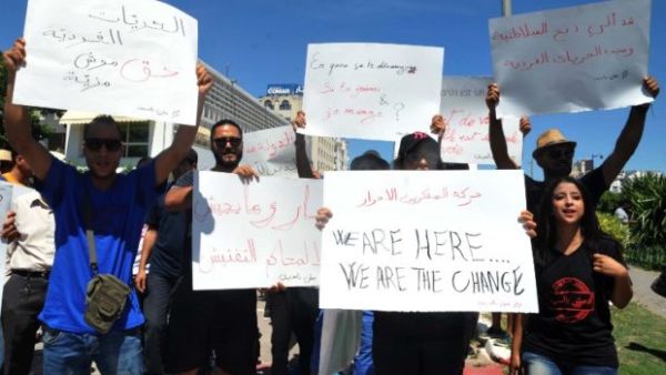 Tunisians protest for the right to eat and smoke in public during Ramadan, on June 11, 2017. (AFP)  Tunisians protest for the right to eat and smoke in public during Ramadan, on June 11, 2017. (AFP)