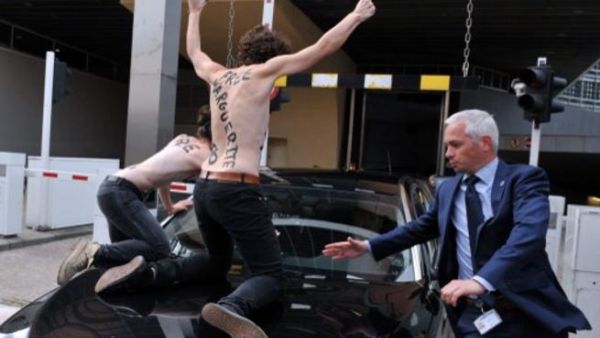 ناشطات ‘فيمن’ يهاجمن سيارة رئيس وزراء تونس في بروكسل/أ.ف.ب