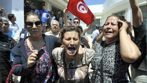 TUNISIA, ARIANA : Tunisians react outside a hospital after the killing of the opposition politician Mohamed Brahmi on July 25, 2013 in Ariana, outside Tunis. AFP PHOTO / FETHI BELAID