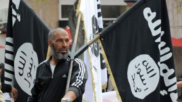 اسلامي تونسي يحمل علم القاعدة خلال تظاهرة في تونس 9/نسيان /ابريل/أ.ف.ب