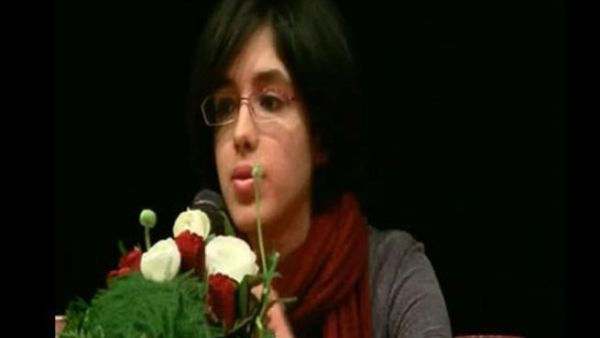 علياء المهدي تلقي كلمة خلال تكريمها في السويد علياء المهدي تلقي كلمة خلال تكريمها في السويد