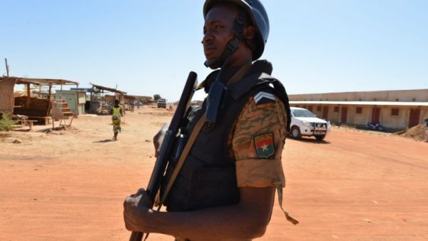 قوات الامن تشتبك مع مسلحين احتجزو رهائن في فندق 