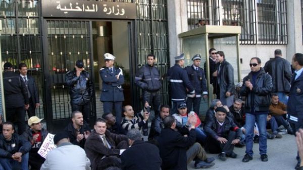 المئات من عناصر الأمن التونسي، تظاهروا الخميس الماضي، أمام قصر الحكومة
