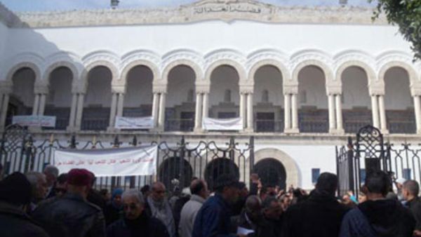 العزل التعسفي لـ75 قاضيا تونسيا في ايار (مايو) يشكل سابقة خطيرة تهدد استقلال القضاء